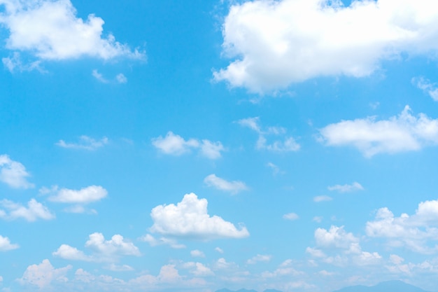 Céu azul com nuvens brancas