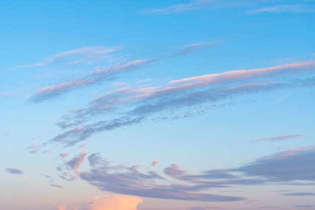 Céu azul com nuvens brancas