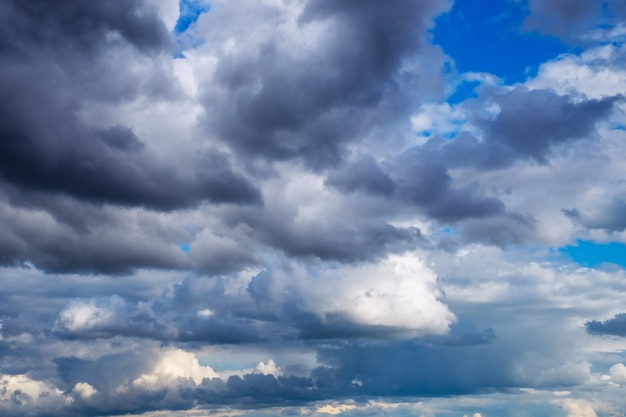 Céu azul com nuvens brancas