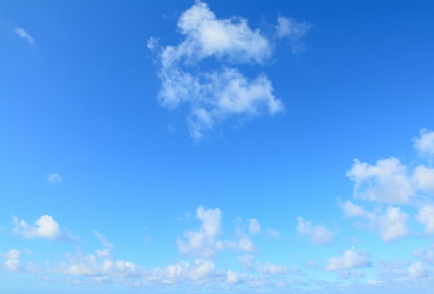 Céu azul com nuvens brancas