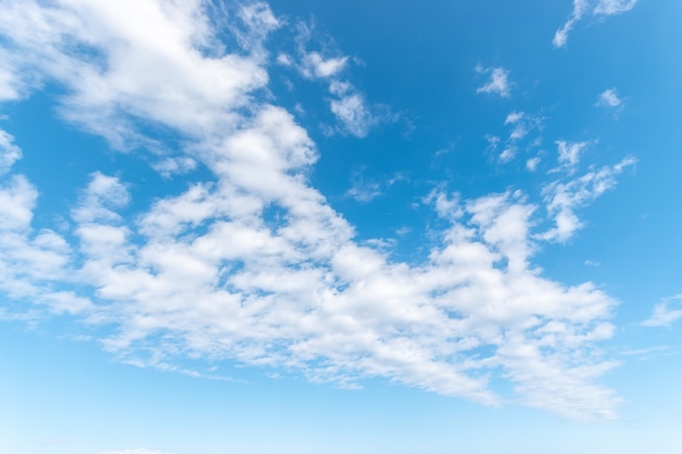 Céu azul com nuvens brancas.