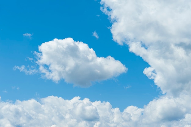 Céu azul com nuvens brancas