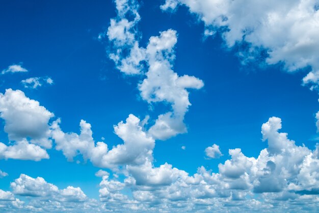 Céu azul com nuvens brancas.