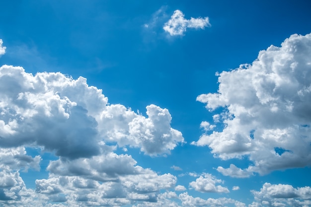 Céu azul com nuvens brancas.