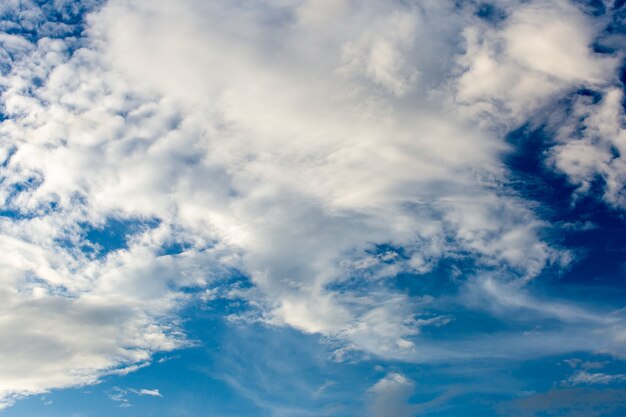 Céu azul com nuvens brancas