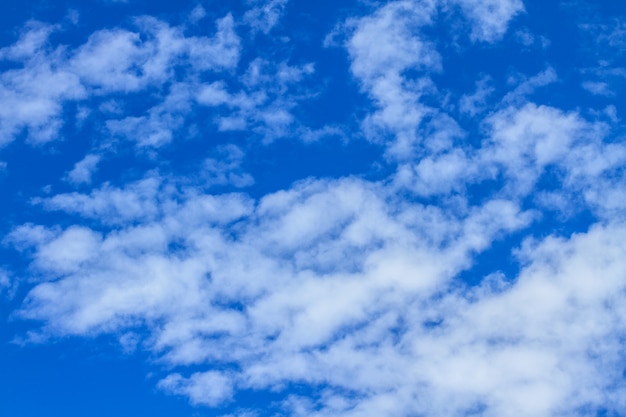 Céu azul, com, nuvens brancas