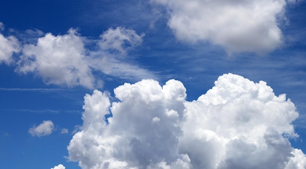 Céu azul com nuvens brancas