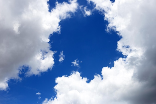 Céu azul com nuvens brancas