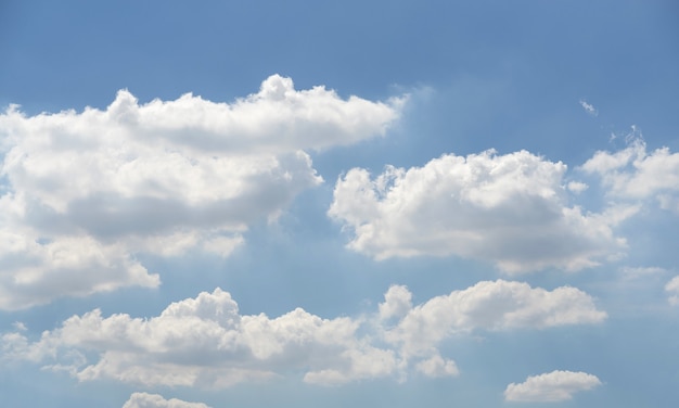 Céu azul com nuvens brancas