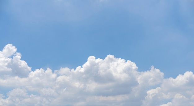 Céu azul com nuvens brancas