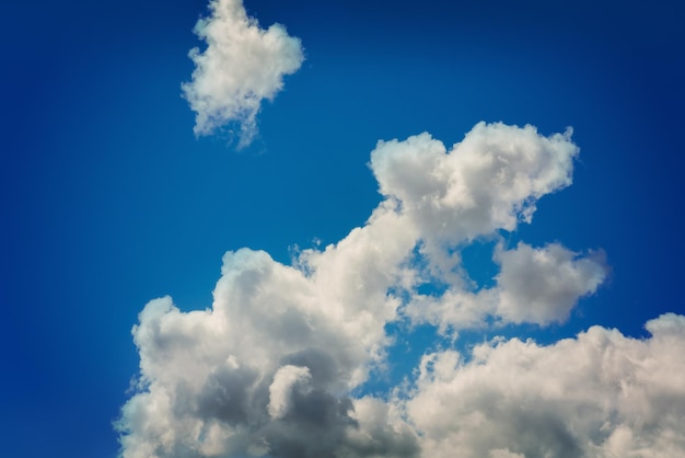 Céu azul com nuvens brancas