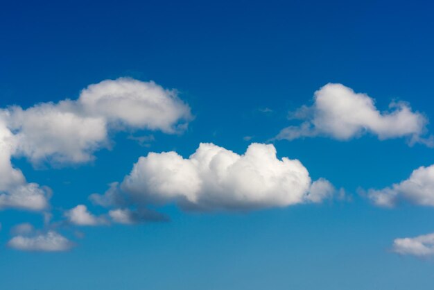 Céu azul com nuvens brancas