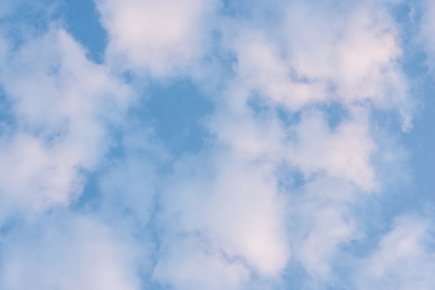 Céu azul com nuvens brancas