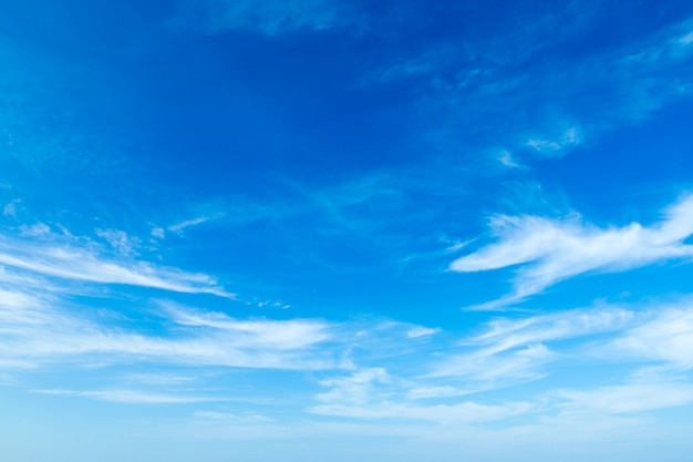 Céu azul com nuvens brancas.