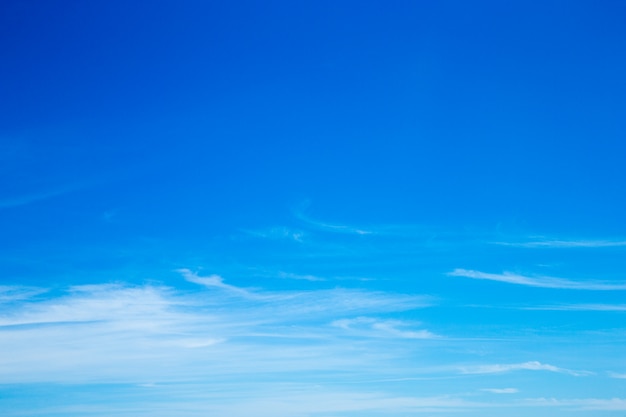 Foto céu azul com nuvens brancas