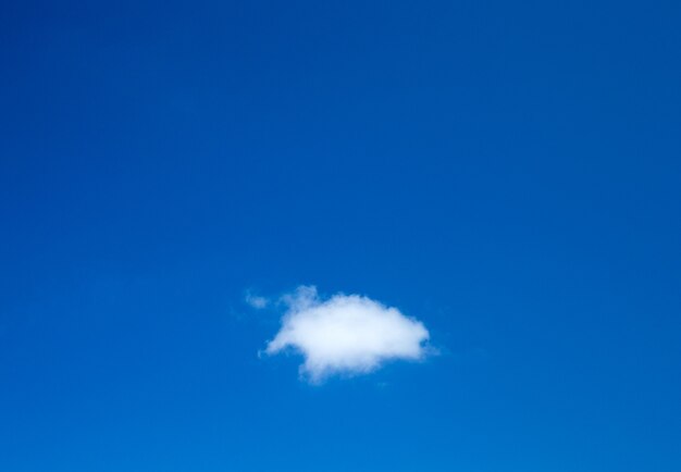 Céu azul com nuvens brancas