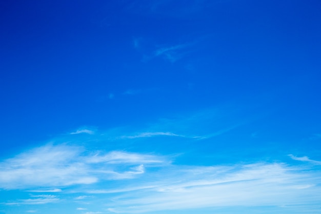 Céu azul com nuvens brancas