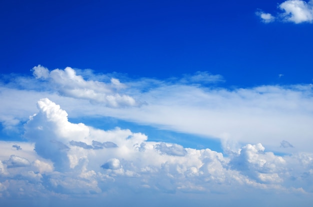 Céu azul com nuvens brancas