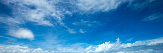 Foto céu azul com nuvens brancas