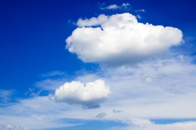 Céu azul com nuvens brancas