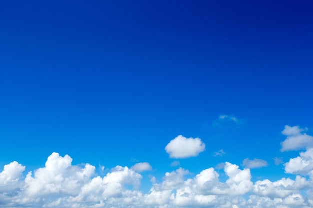 Céu azul com nuvens brancas