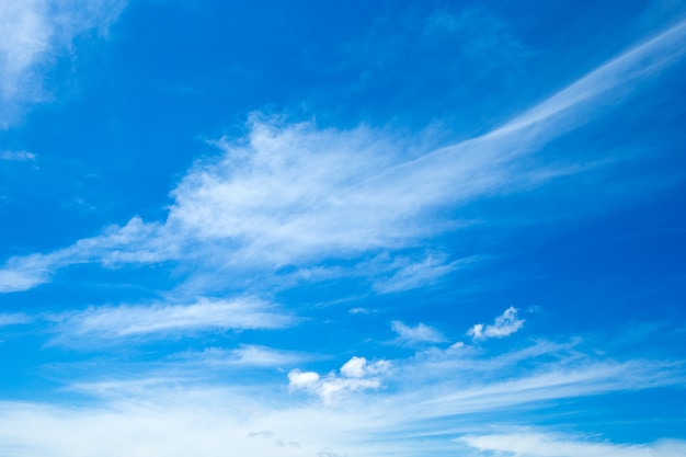 Foto céu azul com nuvens brancas