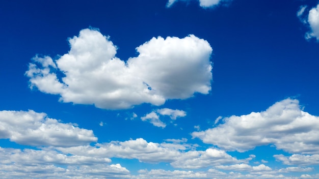 Céu azul com nuvens brancas