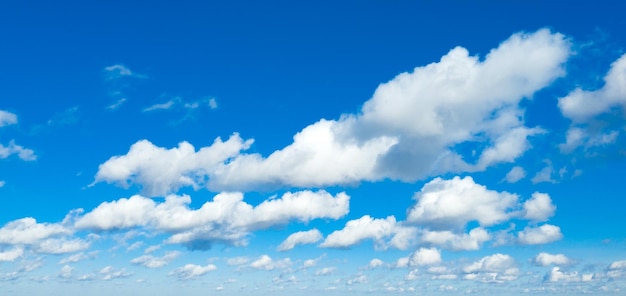 Céu azul com nuvens brancas