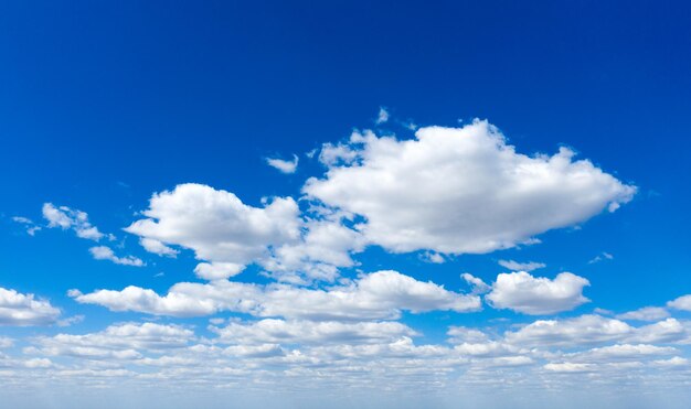 Céu azul com nuvens brancas