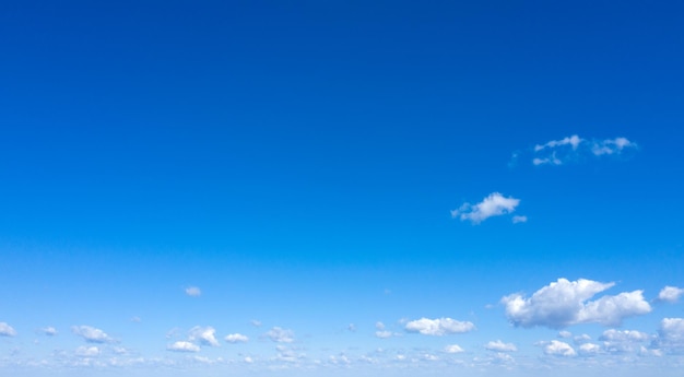 Céu azul com nuvens brancas