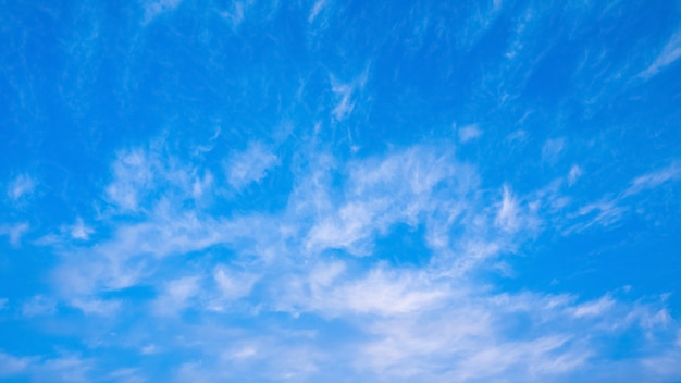 Foto céu azul com nuvens brancas