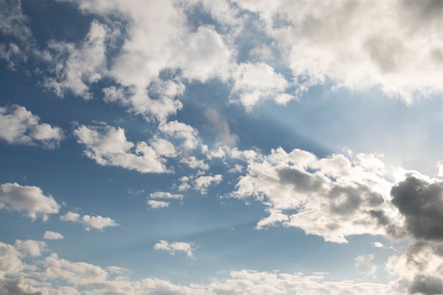 Céu azul com nuvens brilhantes