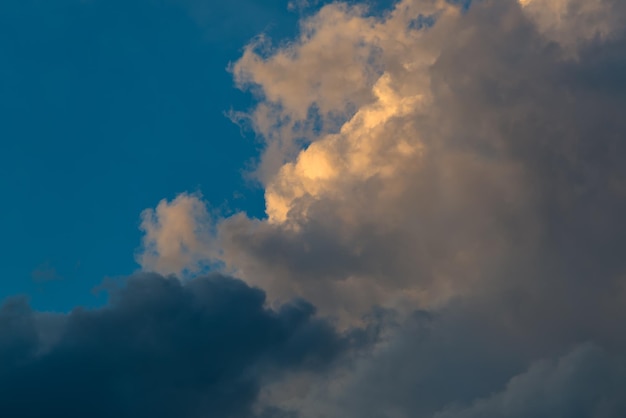 Céu azul com nuvens cinzentas e vermelhas