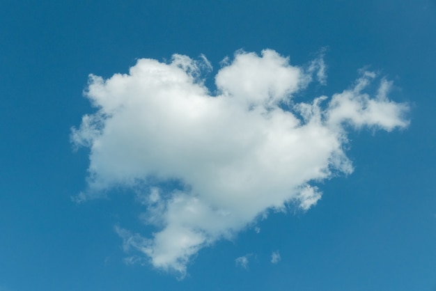 Céu azul com nuvens close-up