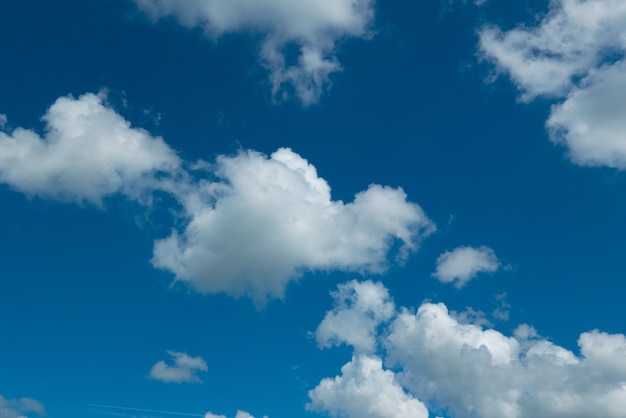 Céu azul com nuvens close-up