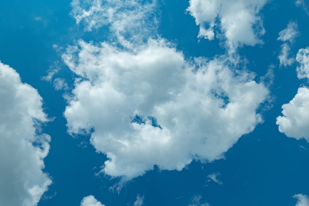 Céu azul com nuvens close-up