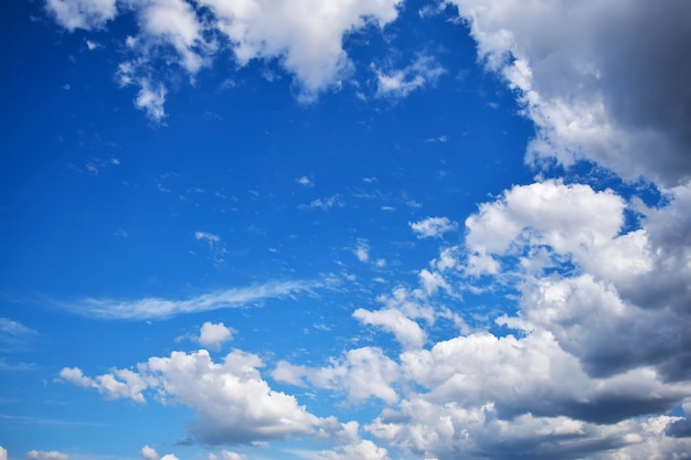 Céu azul com nuvens close up