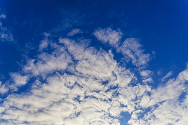 Céu azul com nuvens closeup céu nuvens