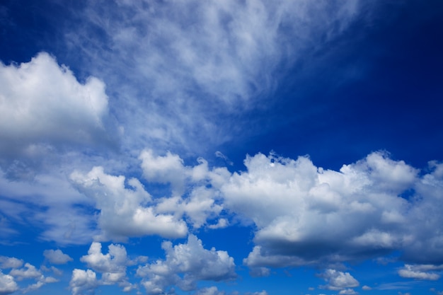 Céu azul com nuvens closeup