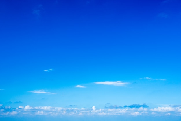 Céu azul com nuvens closeup