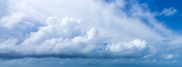 Céu azul com nuvens closeup