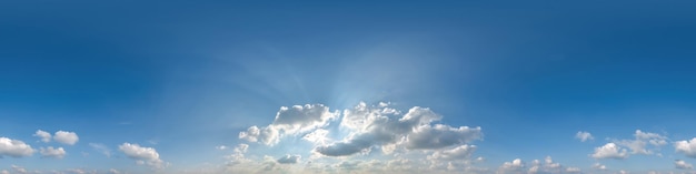 Céu azul com nuvens como panorama hdri 360 sem costura com zênite em uso de formato de projeção equiretangular esférico para substituição do céu em visualização de gráficos 3D ou tiros de drone ou desenvolvimento de jogos