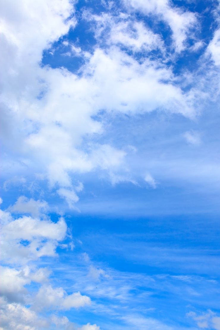 Foto céu azul com nuvens - composição do copyspace (vertical)