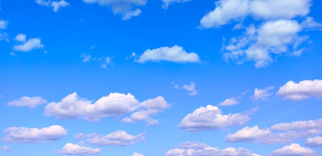 Céu azul com nuvens cúmulos leves - vista panorâmica
