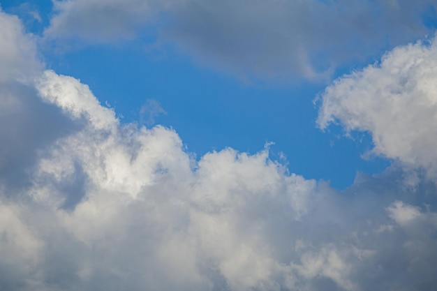 Céu azul com nuvens cumulus brancas e fofas