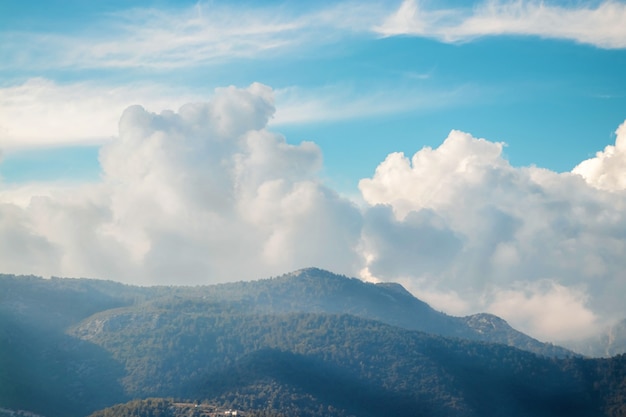 Céu azul com nuvens de amortecimento, bela natureza.