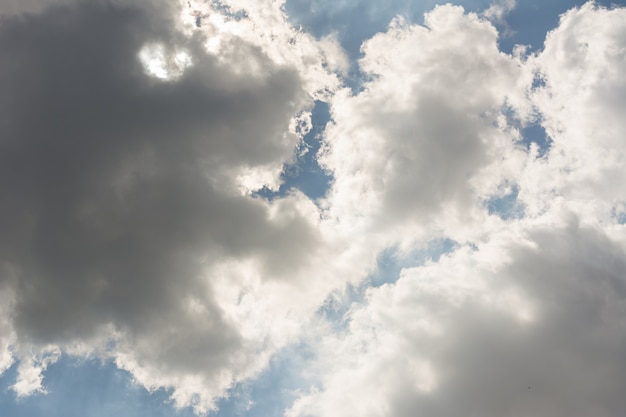 Céu azul com nuvens de chuva