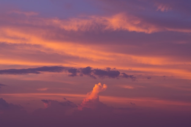 Céu azul com nuvens de fundo, horário de verão, lindo céu