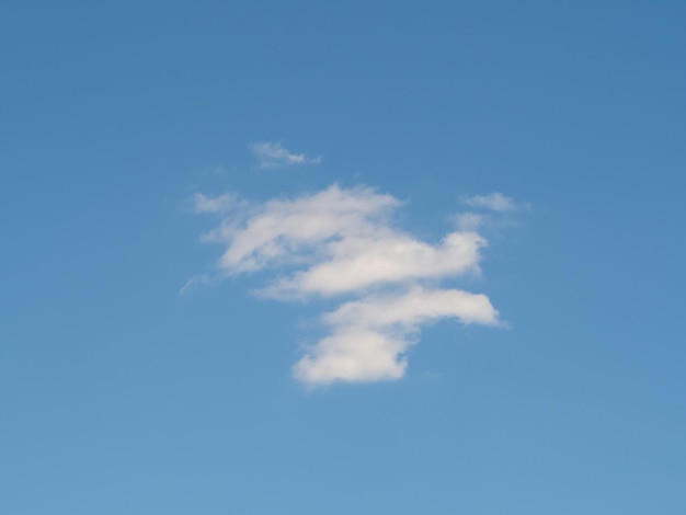 Céu azul com nuvens de fundo