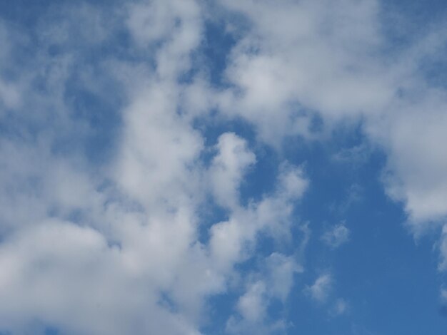 Céu azul com nuvens de fundo